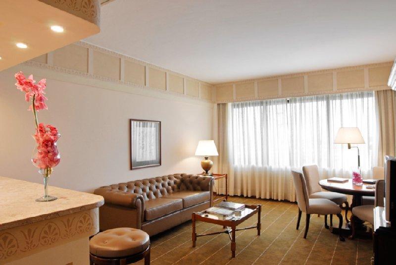Hotel Transamerica Сан-Пауло Номер фото A living room in a suite at the Ritz-Carlton, Boston