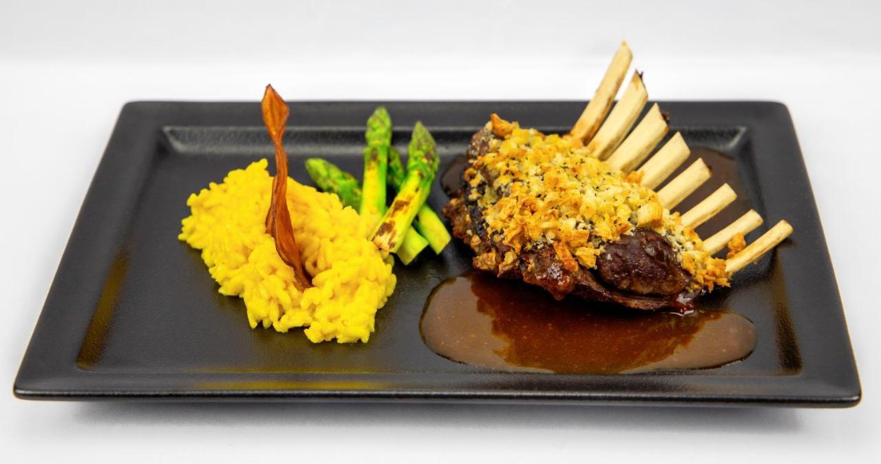 Hotel Transamerica Сан-Пауло Экстерьер фото Rack of lamb with a crust of herbs and a yellow risotto